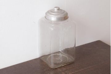 アンティーク雑貨　昭和期　丸みを帯びたシルエットがレトロなガラス瓶(ガラスビン、角瓶)