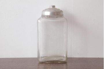 アンティーク雑貨　昭和期　丸みを帯びたシルエットがレトロなガラス瓶(ガラスビン、角瓶)