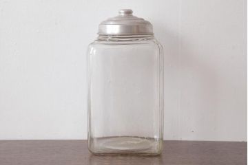 アンティーク雑貨　昭和期　丸みを帯びたシルエットがレトロなガラス瓶(ガラスビン、角瓶)