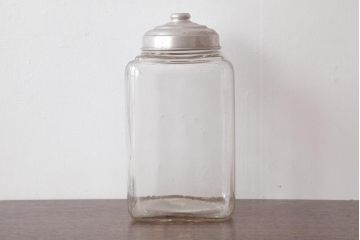 アンティーク雑貨　昭和期　丸みを帯びたシルエットがレトロなガラス瓶(ガラスビン、角瓶)