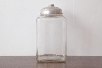 アンティーク雑貨　昭和期　丸みを帯びたシルエットがレトロなガラス瓶(ガラスビン、角瓶)