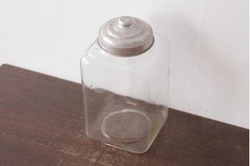 アンティーク雑貨　昭和期　丸みを帯びたシルエットがレトロなガラス瓶(ガラスビン、角瓶)