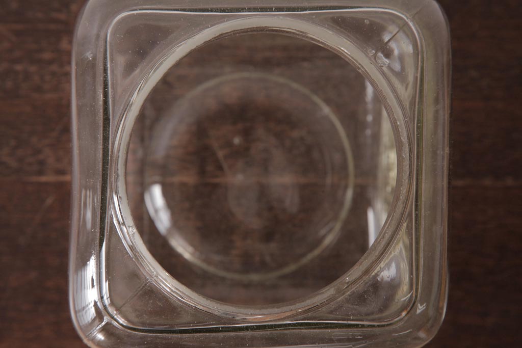 アンティーク雑貨　昭和期　丸みを帯びたシルエットがレトロなガラス瓶(ガラスビン、角瓶)