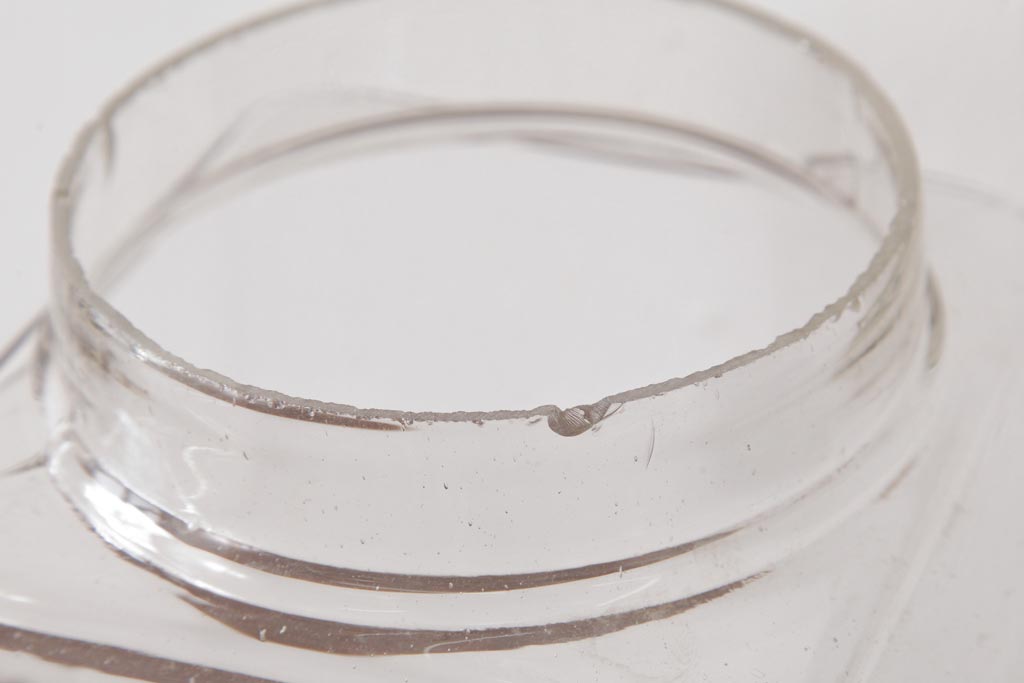 アンティーク雑貨　昭和期　丸みを帯びたシルエットがレトロなガラス瓶(ガラスビン、角瓶)