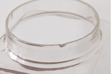 アンティーク雑貨　昭和期　丸みを帯びたシルエットがレトロなガラス瓶(ガラスビン、角瓶)