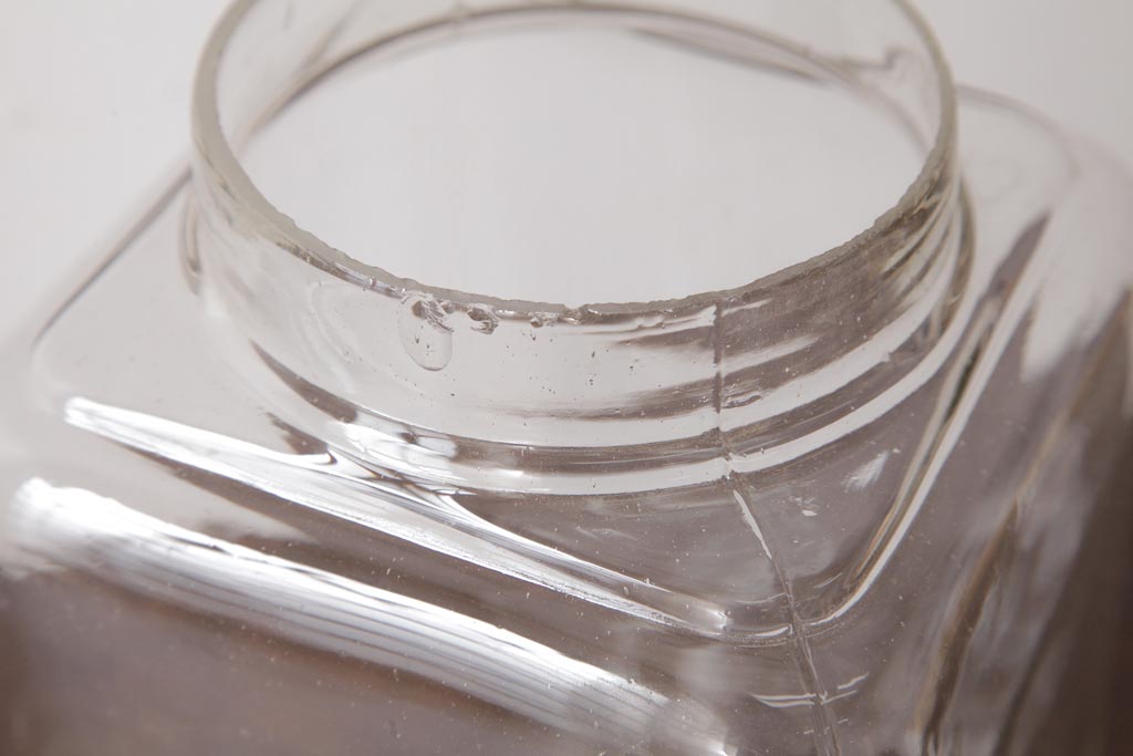 アンティーク雑貨　昭和期　丸みを帯びたシルエットがレトロなガラス瓶(ガラスビン、角瓶)