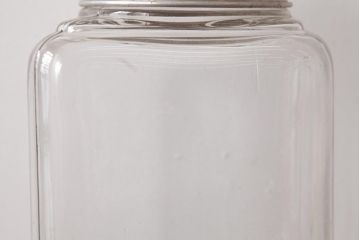 アンティーク雑貨　昭和期　丸みを帯びたシルエットがレトロなガラス瓶(ガラスビン、角瓶)