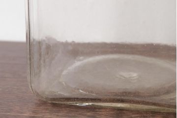 アンティーク雑貨　昭和期　丸みを帯びたシルエットがレトロなガラス瓶(ガラスビン、角瓶)