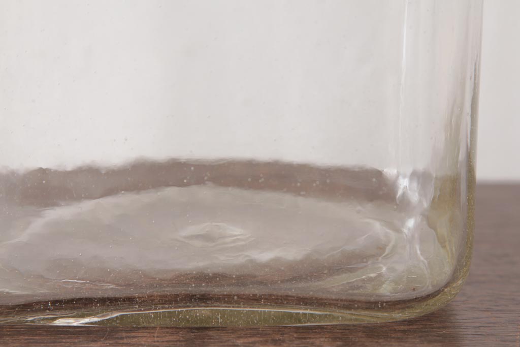 アンティーク雑貨　昭和期　丸みを帯びたシルエットがレトロなガラス瓶(ガラスビン、角瓶)