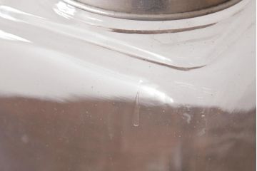 アンティーク雑貨　昭和期　丸みを帯びたシルエットがレトロなガラス瓶(ガラスビン、角瓶)