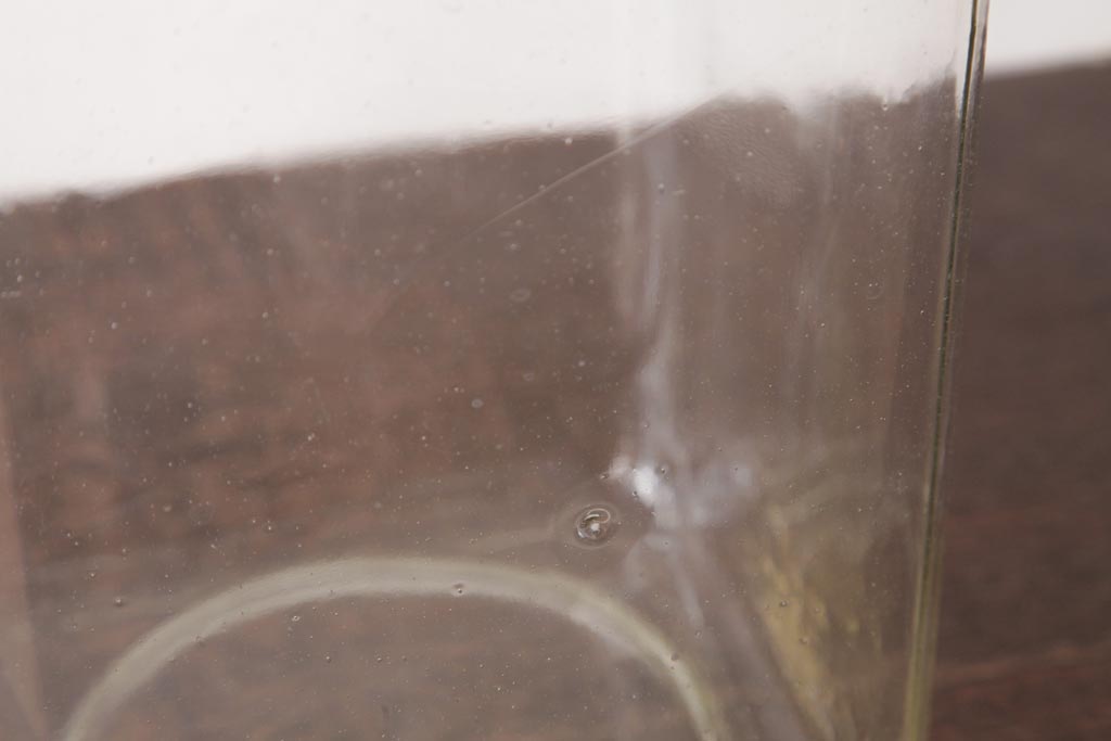 アンティーク雑貨　昭和期　丸みを帯びたシルエットがレトロなガラス瓶(ガラスビン、角瓶)