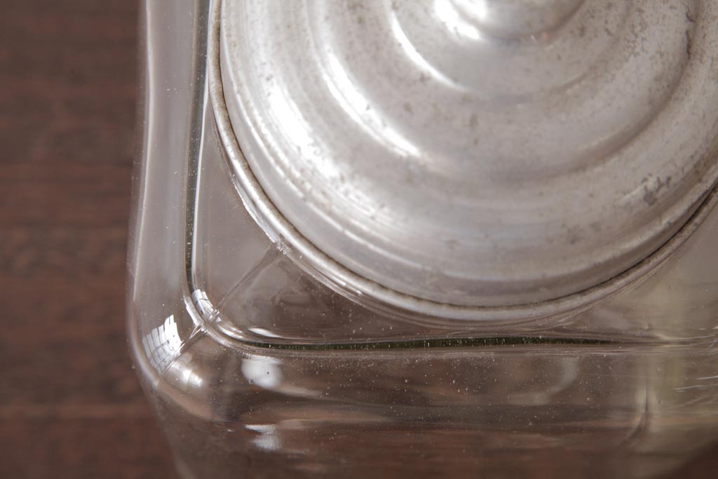 アンティーク雑貨　昭和期　丸みを帯びたシルエットがレトロなガラス瓶(ガラスビン、角瓶)