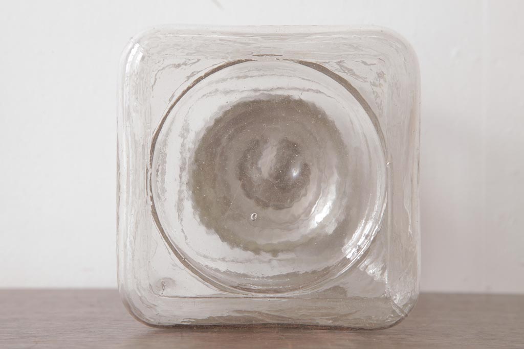 アンティーク雑貨　昭和期　丸みを帯びたシルエットがレトロなガラス瓶(ガラスビン、角瓶)