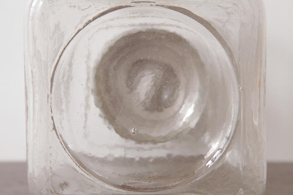 アンティーク雑貨　昭和期　丸みを帯びたシルエットがレトロなガラス瓶(ガラスビン、角瓶)