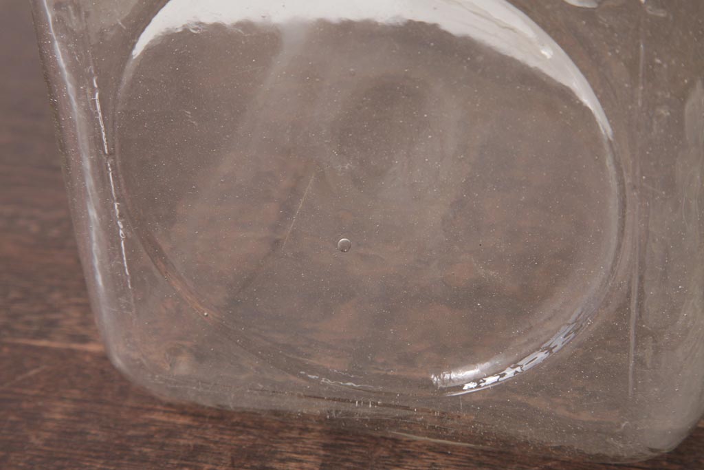 アンティーク雑貨　昭和期　丸みを帯びたシルエットがレトロなガラス瓶(ガラスビン、角瓶)