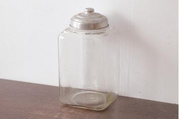 アンティーク雑貨　昭和期　丸みを帯びたシルエットがレトロなガラス瓶(ガラスビン、角瓶)
