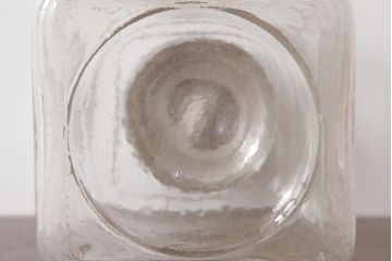 アンティーク雑貨　昭和期　丸みを帯びたシルエットがレトロなガラス瓶(ガラスビン、角瓶)