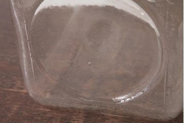 アンティーク雑貨　昭和期　丸みを帯びたシルエットがレトロなガラス瓶(ガラスビン、角瓶)