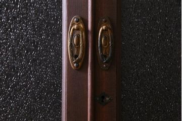 アンティーク家具　最高級品!　三方ケヤキ材　クラシカルな佇まいが魅力的な食器棚(収納棚、キャビネット)