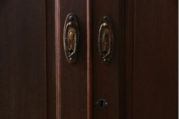 アンティーク家具　最高級品!　三方ケヤキ材　クラシカルな佇まいが魅力的な食器棚(収納棚、キャビネット)