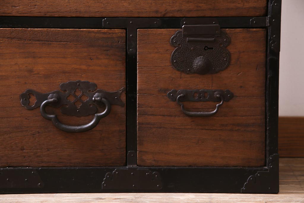 アンティーク家具　和製アンティーク　コントラストが味わい深い松本衣装箪笥(時代箪笥、和タンス)