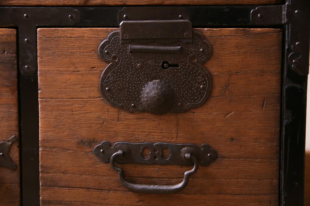 アンティーク家具　和製アンティーク　コントラストが味わい深い松本衣装箪笥(時代箪笥、和タンス)