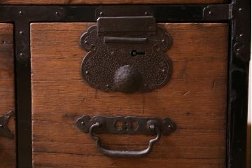 アンティーク家具　和製アンティーク　コントラストが味わい深い松本衣装箪笥(時代箪笥、和タンス)