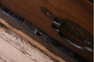 アンティーク家具　和製アンティーク　コントラストが味わい深い松本衣装箪笥(時代箪笥、和タンス)