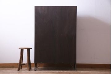 リメイク家具　前板ラワン材　パタパタ扉　濃い色合いが無骨な雰囲気を漂わせる鉄脚付き収納棚(5段タイプ)(下駄箱、戸棚、キャビネット)