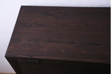 リメイク家具　前板ラワン材　パタパタ扉　濃い色合いが無骨な雰囲気を漂わせる鉄脚付き収納棚(5段タイプ)(下駄箱、戸棚、キャビネット)