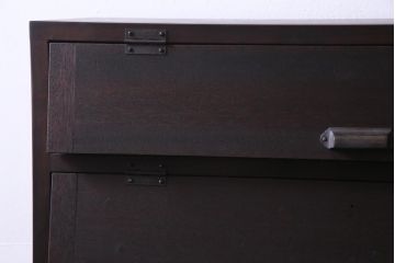 リメイク家具　前板ラワン材　パタパタ扉　濃い色合いが無骨な雰囲気を漂わせる鉄脚付き収納棚(5段タイプ)(下駄箱、戸棚、キャビネット)