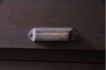 リメイク家具　前板ラワン材　パタパタ扉　濃い色合いが無骨な雰囲気を漂わせる鉄脚付き収納棚(5段タイプ)(下駄箱、戸棚、キャビネット)
