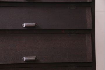 リメイク家具　前板ラワン材　パタパタ扉　濃い色合いが無骨な雰囲気を漂わせる鉄脚付き収納棚(5段タイプ)(下駄箱、戸棚、キャビネット)