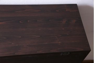 リメイク家具　前板ラワン材　パタパタ扉　濃い色合いが無骨な雰囲気を漂わせる脚付き収納棚(5段タイプ)(下駄箱、戸棚、キャビネット)