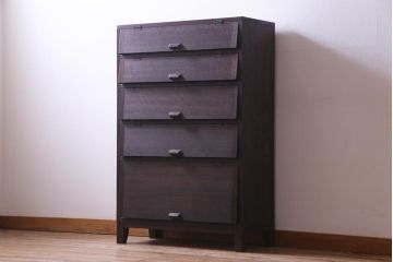 リメイク家具　前板ラワン材　パタパタ扉　濃い色合いが無骨な雰囲気を漂わせる脚付き収納棚(5段タイプ)(下駄箱、戸棚、キャビネット)