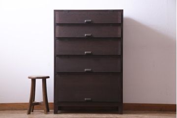 リメイク家具　前板ラワン材　パタパタ扉　濃い色合いが無骨な雰囲気を漂わせる脚付き収納棚(5段タイプ)(下駄箱、戸棚、キャビネット)