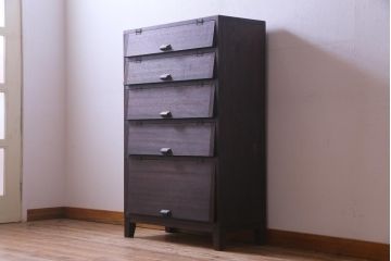 リメイク家具　前板ラワン材　パタパタ扉　濃い色合いが無骨な雰囲気を漂わせる脚付き収納棚(5段タイプ)(下駄箱、戸棚、キャビネット)