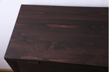 リメイク家具　前板ラワン材　パタパタ扉　濃い色合いが無骨な雰囲気を漂わせる脚付き収納棚(5段タイプ)(下駄箱、戸棚、キャビネット)