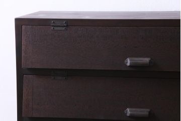 リメイク家具　前板ラワン材　パタパタ扉　濃い色合いが無骨な雰囲気を漂わせる脚付き収納棚(5段タイプ)(下駄箱、戸棚、キャビネット)