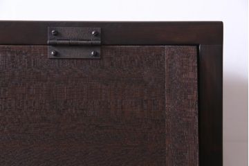 リメイク家具　前板ラワン材　パタパタ扉　濃い色合いが無骨な雰囲気を漂わせる脚付き収納棚(5段タイプ)(下駄箱、戸棚、キャビネット)