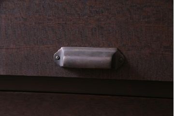 リメイク家具　前板ラワン材　パタパタ扉　濃い色合いが無骨な雰囲気を漂わせる脚付き収納棚(5段タイプ)(下駄箱、戸棚、キャビネット)