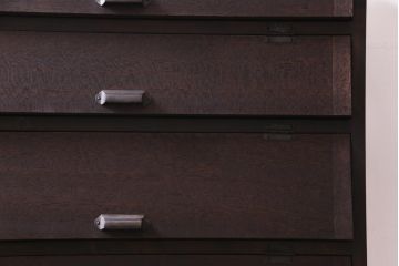 リメイク家具　前板ラワン材　パタパタ扉　濃い色合いが無骨な雰囲気を漂わせる脚付き収納棚(5段タイプ)(下駄箱、戸棚、キャビネット)