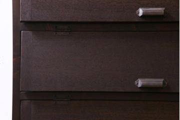 リメイク家具　前板ラワン材　パタパタ扉　濃い色合いが無骨な雰囲気を漂わせる脚付き収納棚(5段タイプ)(下駄箱、戸棚、キャビネット)