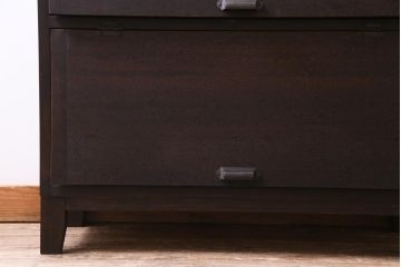 リメイク家具　前板ラワン材　パタパタ扉　濃い色合いが無骨な雰囲気を漂わせる脚付き収納棚(5段タイプ)(下駄箱、戸棚、キャビネット)