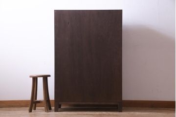 リメイク家具　前板ラワン材　パタパタ扉　濃い色合いが無骨な雰囲気を漂わせる脚付き収納棚(5段タイプ)(下駄箱、戸棚、キャビネット)