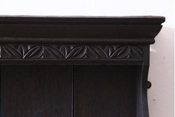 アンティーク家具　イギリスアンティーク　オーク材　彫刻と曲線の意匠がおしゃれなウォールラック(壁掛け飾り棚)