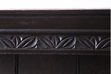 アンティーク家具　イギリスアンティーク　オーク材　彫刻と曲線の意匠がおしゃれなウォールラック(壁掛け飾り棚)