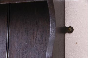 アンティーク家具　イギリスアンティーク　オーク材　彫刻と曲線の意匠がおしゃれなウォールラック(壁掛け飾り棚)