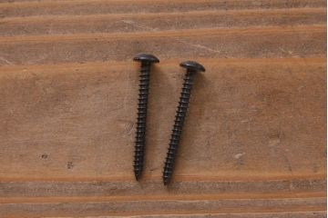 アンティーク家具　イギリスアンティーク　オーク材　彫刻と曲線の意匠がおしゃれなウォールラック(壁掛け飾り棚)