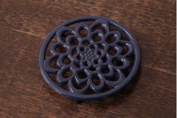 アンティーク雑貨　イギリスビンテージ　花モチーフが可愛らしいホーロー製のトリベット(鍋敷き)